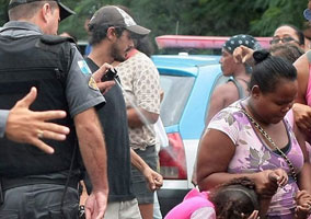 Police Officer Pepper Spray Women and Children